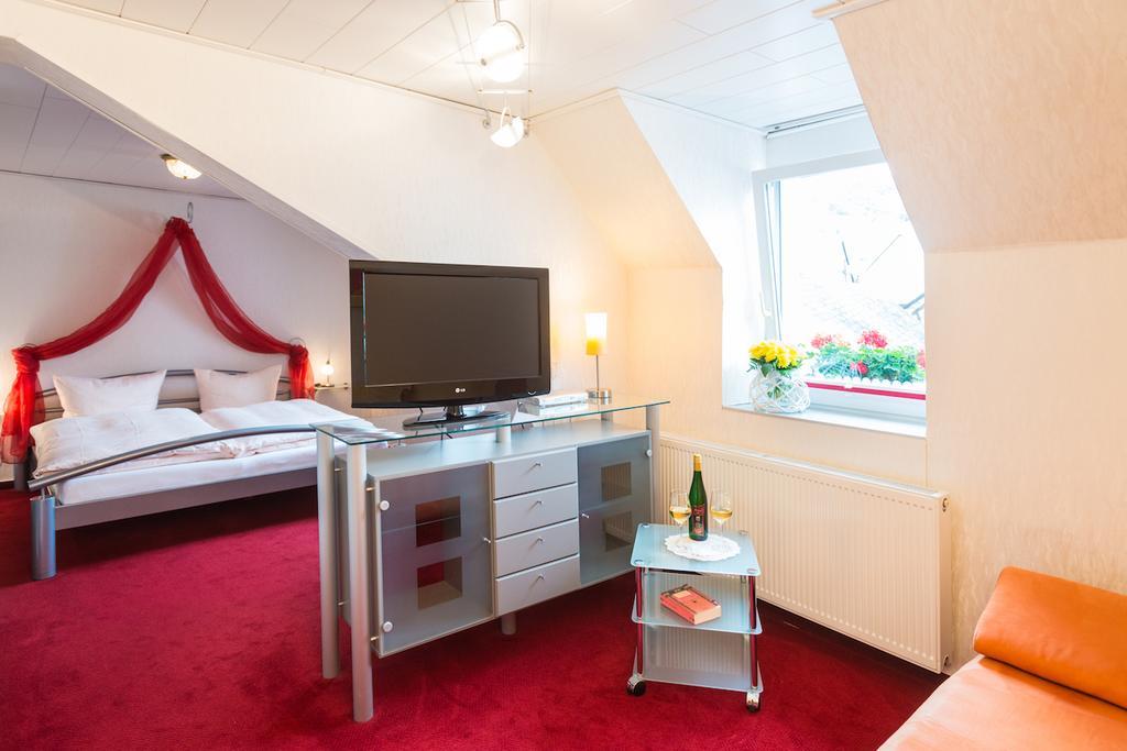 Moselromantik-Hotel Zum Loewen Ediger-Eller Kültér fotó